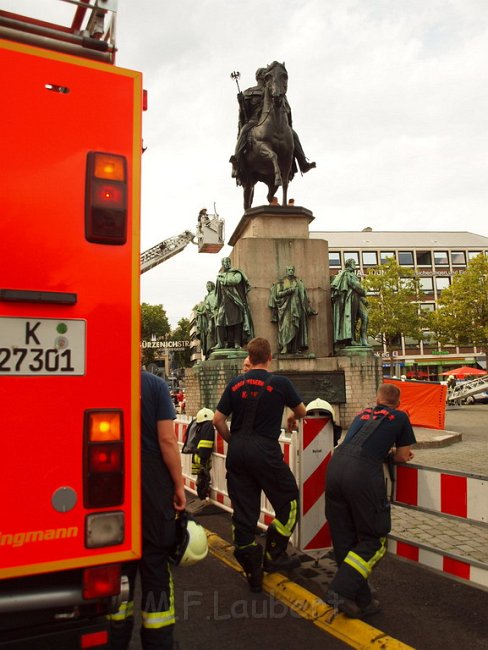 2 Denkmalkletterer hielten Feuerwehr und Polizei in Trapp Koeln Heumarkt P062.JPG
